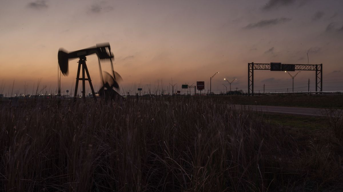 Vérfürdő zajlik az olajpiacon: már 108 dollár a Brent, határt se ismer az olaj ára, ekkora rémület csak a háború elején volt