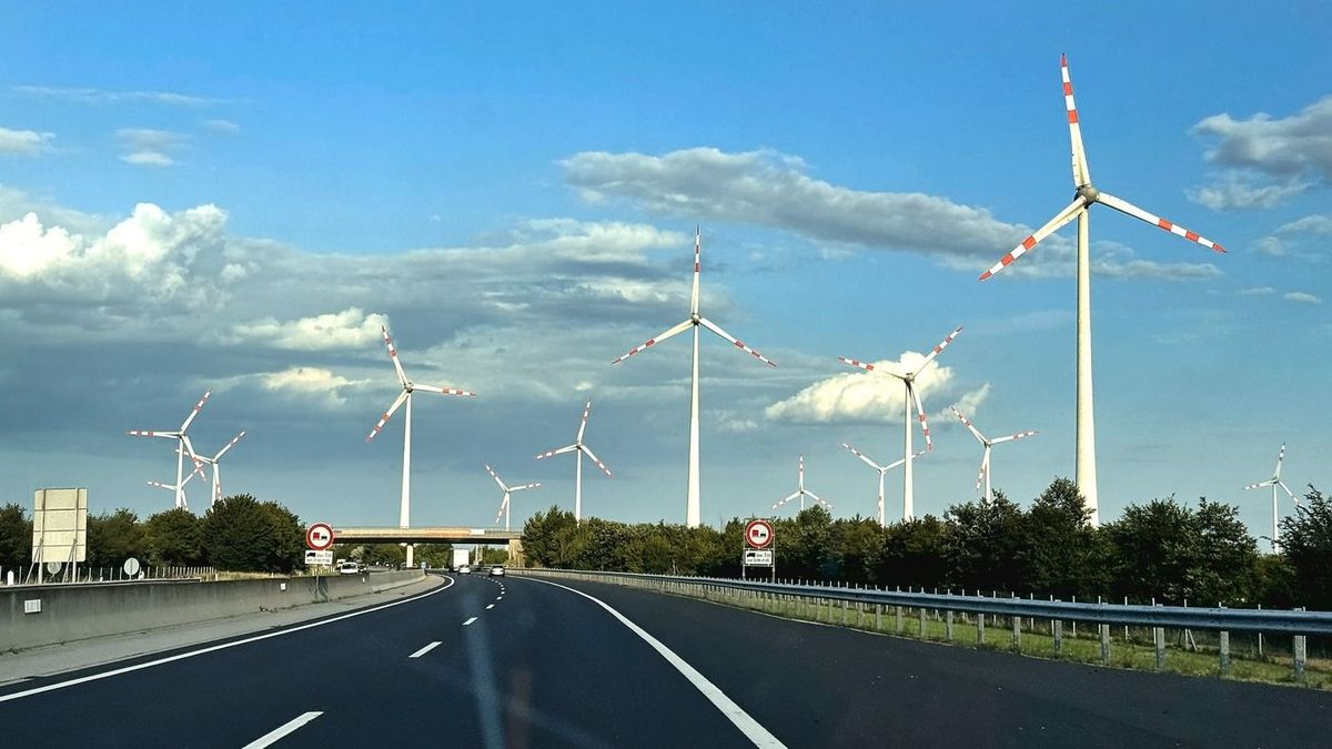 Hiába támadják, nem a szélenergia ellen van az energiajogász – elmagyarázta, valójában mi a baja a pályázattal: „Nem így, nem ott, nem ennyi és nem ezekkel.”