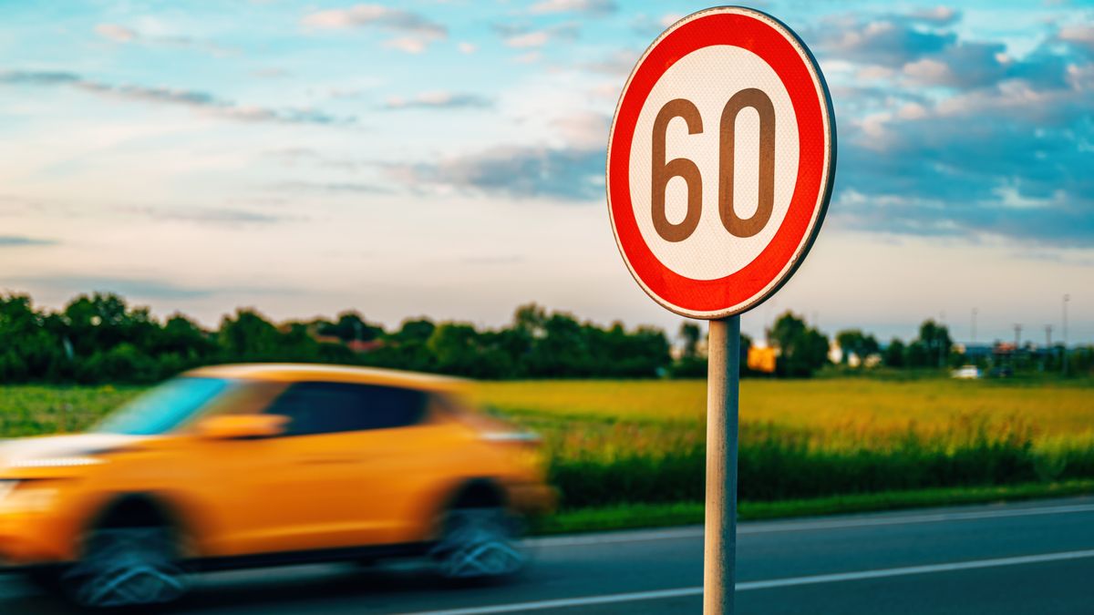 Car,Speeding,By,The,Speed,Limit,Traffic,Sign,,Motion,Blur, gyorshajtás