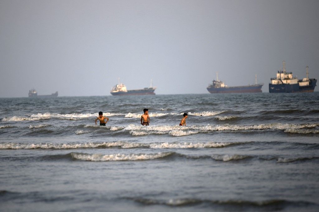 tankerforgalom Daily life in Iran's strategic port city of Bandar Abbas