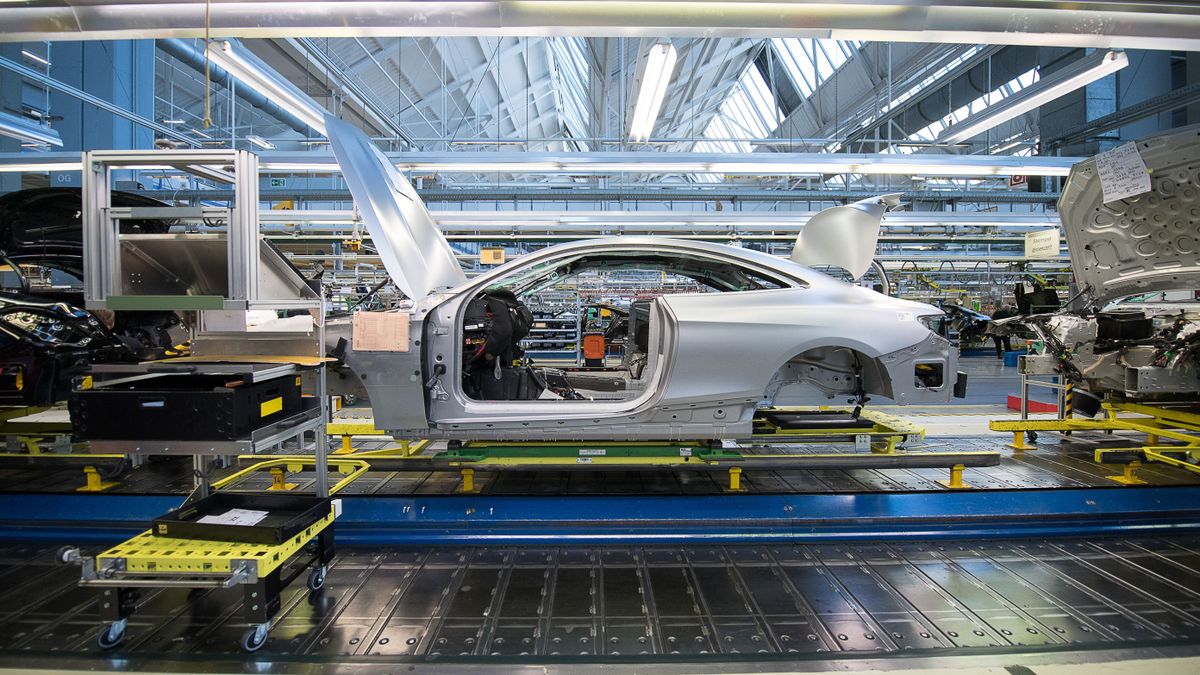 Még ez is, váratlanul leállást rendeltek el a Mercedes-gyárban: egy teljes műszakot törölni kellett, nincs elég alkatrésze a németeknek az S-osztályhoz – Kecskemétről nézve is ijesztő