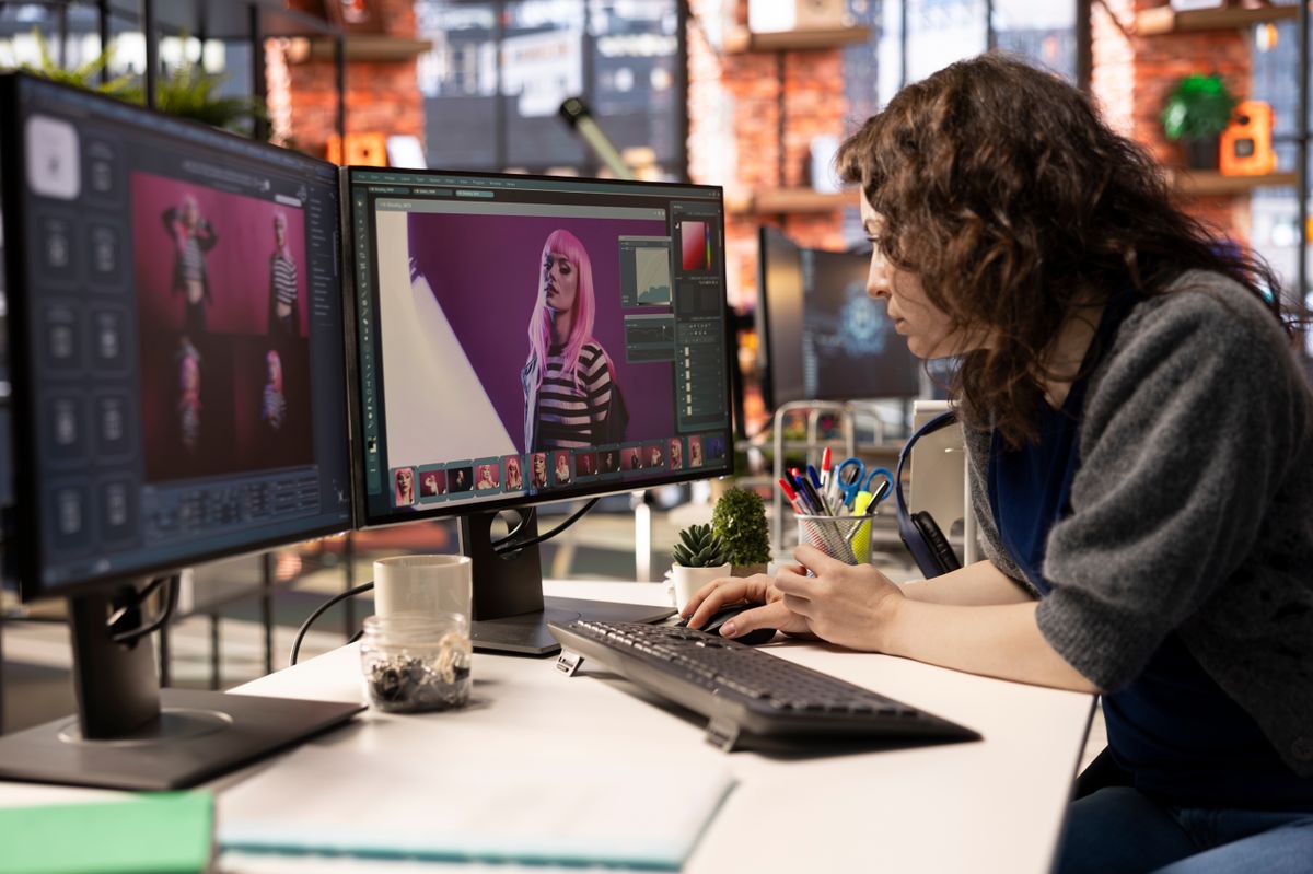 Female,Designer,Working,With,Ai,Chat,Bot,And,An,Editing reklám reklámipar kreatívipar mesterséges intelligencia AI