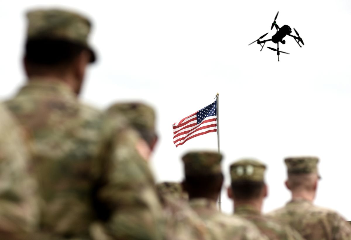 amerikai katonák American,Soldiers,And,Drone,Flying,In,The,Sky.,Us,Military.