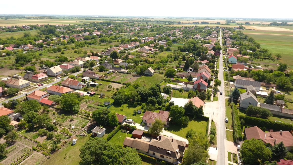 Micsoda öröm: egyszerre hét széltornyot építhetnek a 2000 fős magyar faluba, büszke is rá a tiszás parlamenti képviselő – "Odafigyelünk, hogy mindig legyen áramunk"