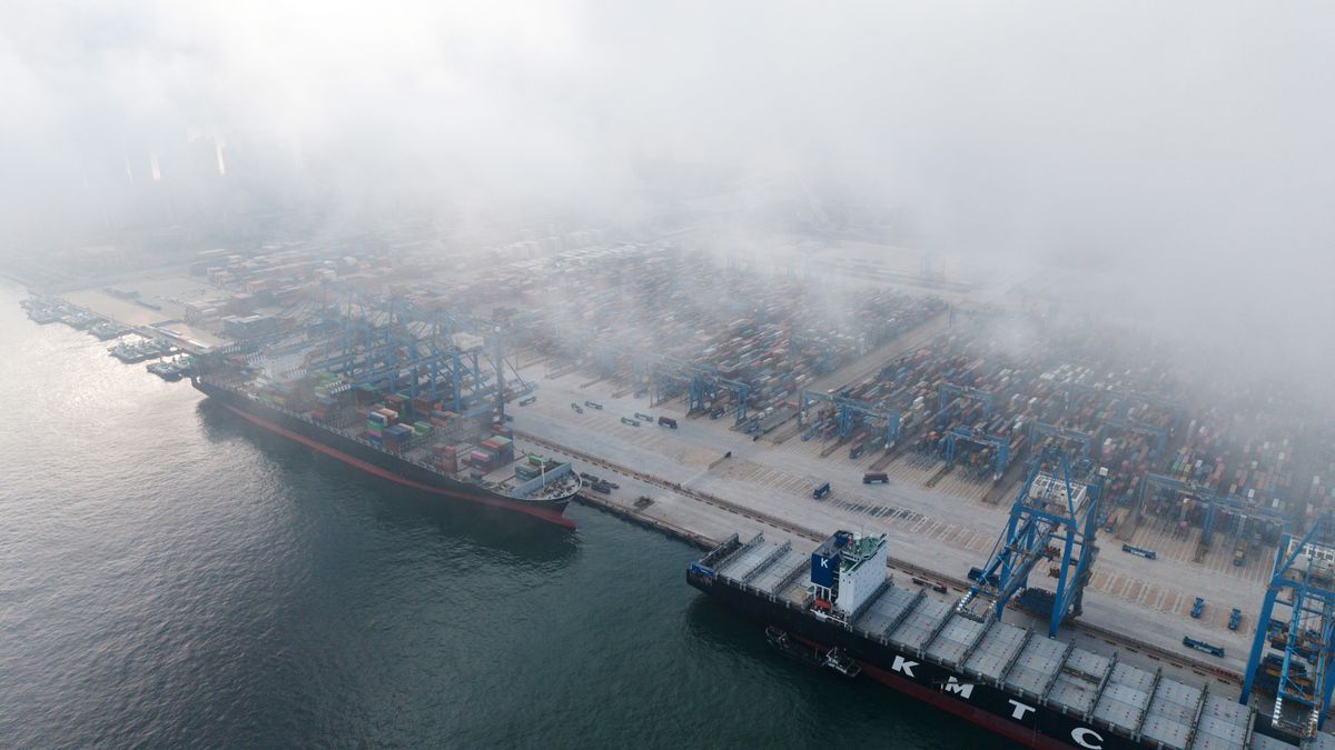 China Export Growth Rebounds as AI Boom Offsets Extreme Weather