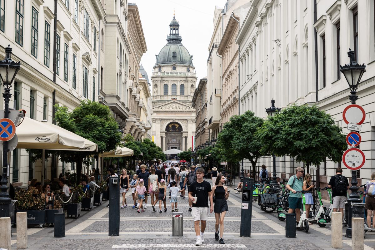 euróbevezetés Hungary Cuts Interest Rate Again With Inflation at Decade-Low