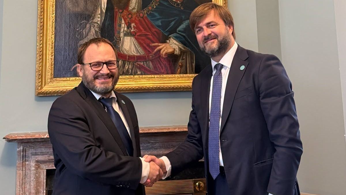 Kármán András Dublinban is csak az Orbán-kormányra gondol: „Vége az elszigetelődésnek, Magyarország visszatért Európába” – üzente a pénzügyminiszter