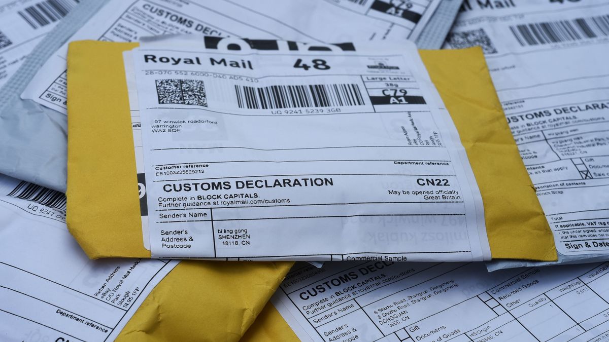 Még el sem felejtettük a júliusban bevezetett 3 eurós temuvámot, máris újabb drágulás jön a kis csomagoknál – Brüsszel hamarosan színvallásra szólítja fel Magyar Pétert is 