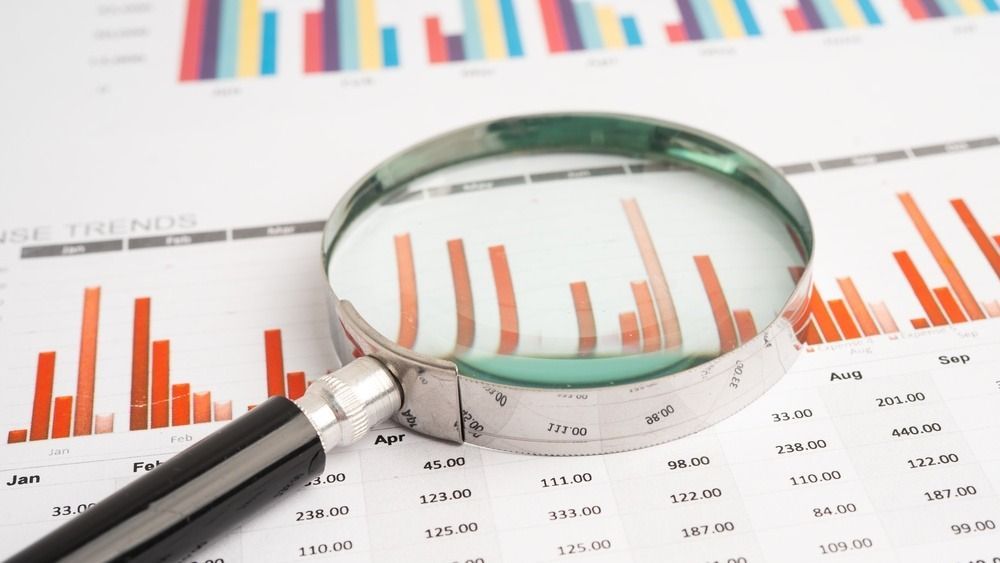 statisztika,Magnifying,Glass,On,Spreadsheet,And,Graph,Paper.