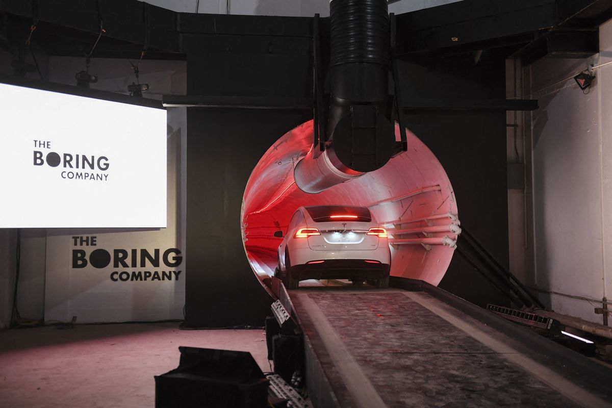 Elon Musk újabb őrültnek tűnő tervet dobott be: Teslák száguldanának a föld alatt két texasi nagyváros között – Las Vegasban már bizonyított az alagút, most jöhet a nagyobb projekt