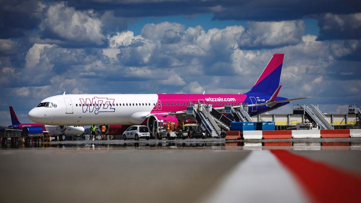 Fenyegető telefonhívás keltett riadalmat a Liszt Ferenc Repülőtéren – órákig kellett a földön vesztegelnie a Wizz Air járatának