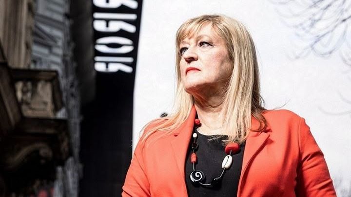 Schmidt Mária a Terror Háza Múzeum előtt