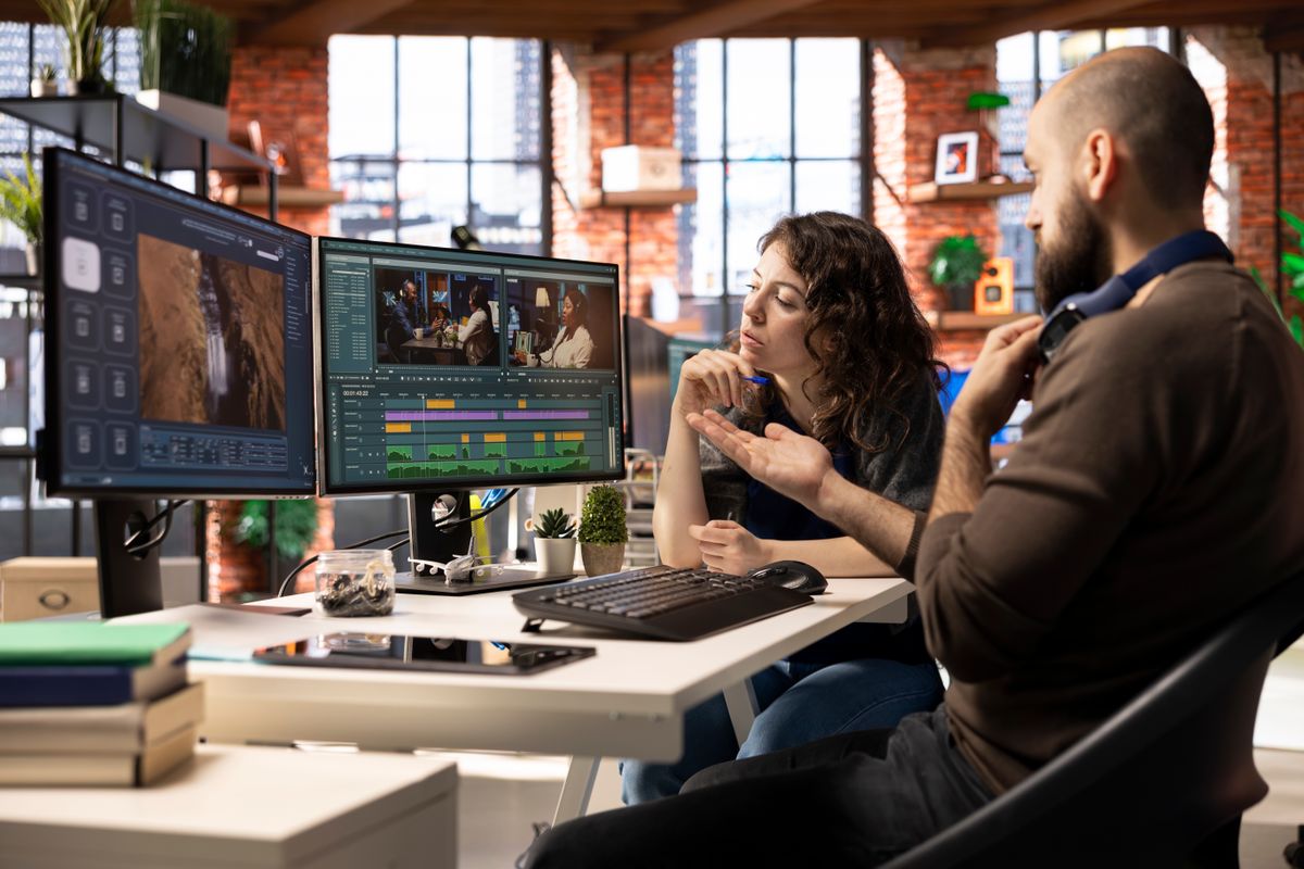 Creative,Couple,Working,Together,On,Video,Editing,Software,For,Movie reklám reklámipar kreatívipar mesterséges intelligencia AI reklám