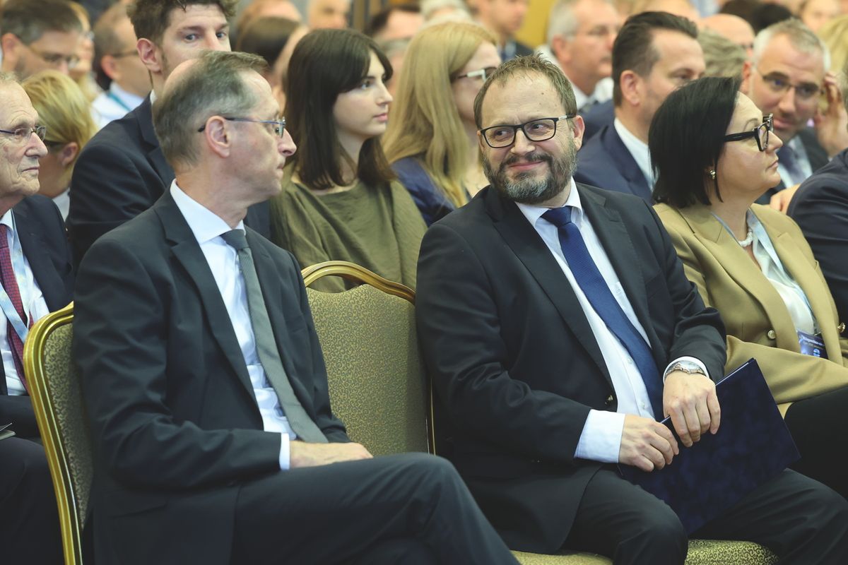Állampapír aukciót tartott az ÁKK, miközben a jegybankelnök és a pénzügyminiszter nem vesztek össze Egerben