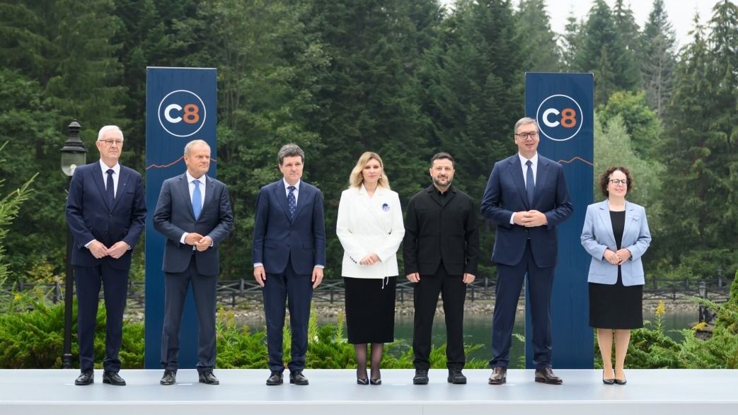 Az Ukrán Elnöki Hivatal által kiadott képen a Kárpátok Nyolca új fórum első csúcstalálkozójának résztvevői, C8