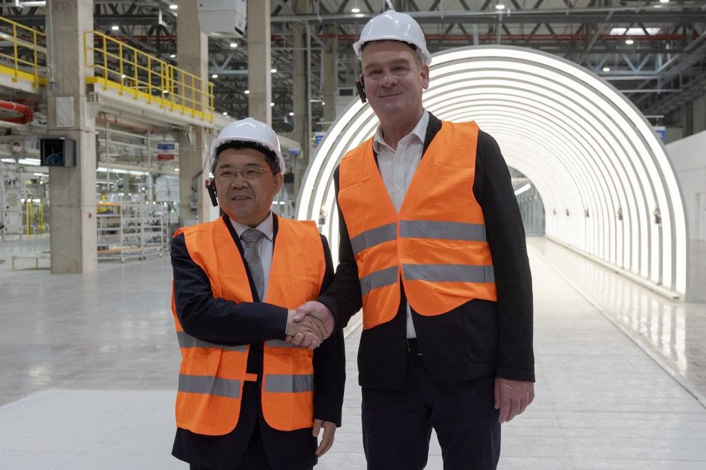 A BYD rengeteg munkahelyet teremt a városban, Botka László polgármester nem akar maga dönteni az adóperpatvarban