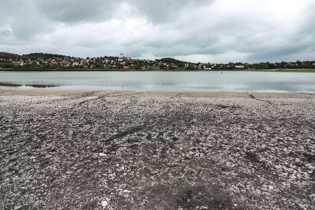Megdöbbentő látványt nyújt a tihanyi Belső-tó