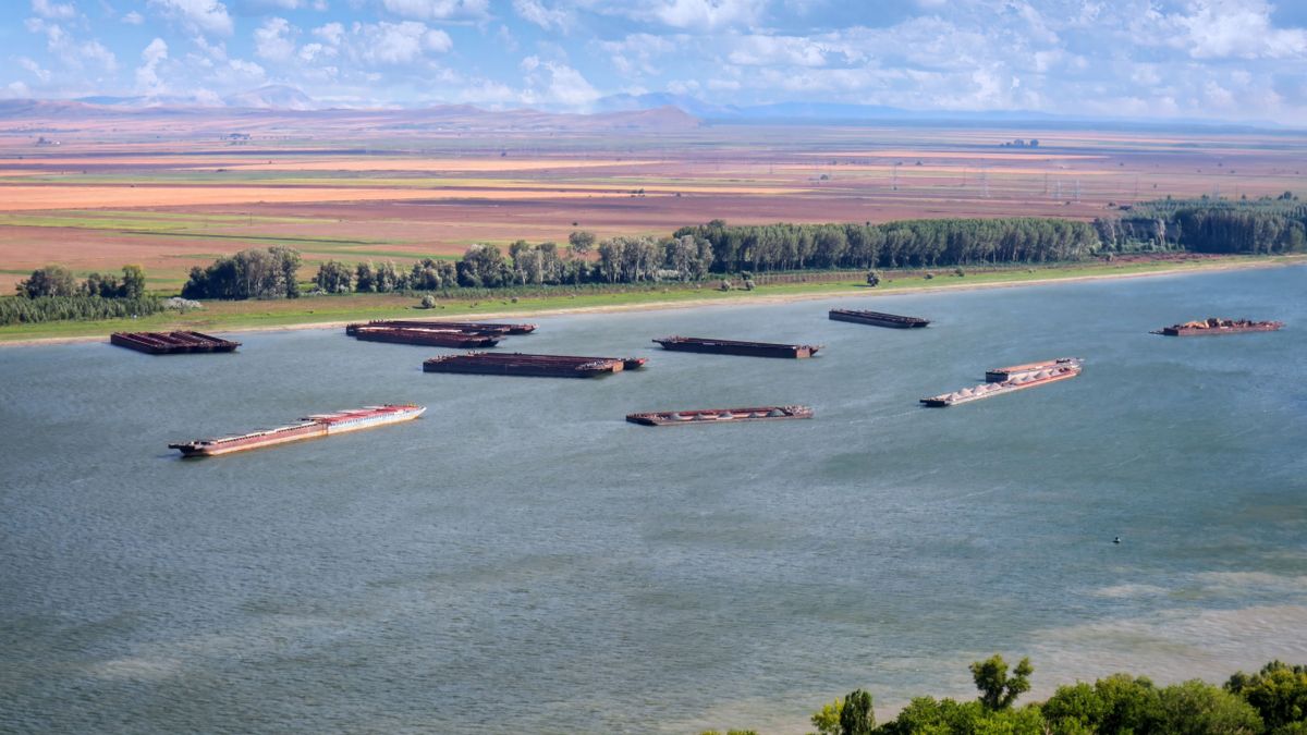 Barges,Group,Parked,On,The,Danube,Aerial,View,Waiting,Delay, fenékküszöb