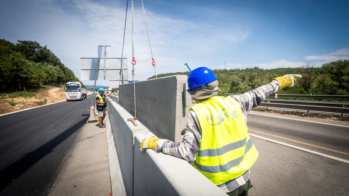 Az autósok szenvedhetik meg a Tisza-kormány Mészáros Lőrinc elleni hadjáratát: évekre torzó lehet az M1-es autópályából, és ezt Vitézy Dávid sem tagadja – „Erre nem tudok válaszolni”