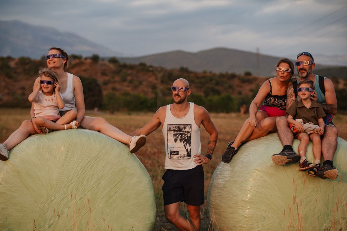 örökbefogadás, SPAIN-AINSA-SOLAR-ECLIPSE-FAMILY