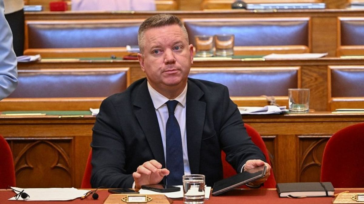 Most már hivatalos: óriási bérrendezést lengetett be a kormány, az illetményalap mellett a pótlékokhoz is hozzányúlnának – jöhet a szolgálati lakások reformja is 