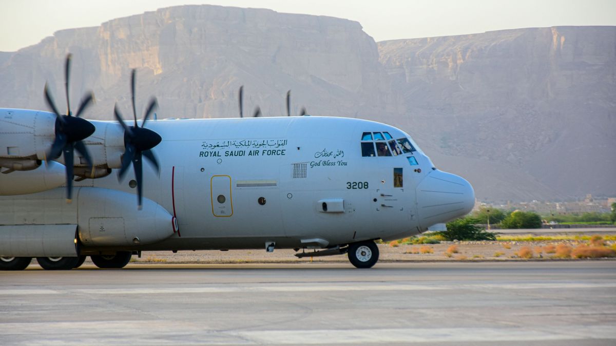 Saudi,Air,Force,In,Yemen.,A,Saudi,Cargo,Plane,Carrying Támadást készít elő Szaúd-Arábia a jemeni húszik ellen (illusztráció)