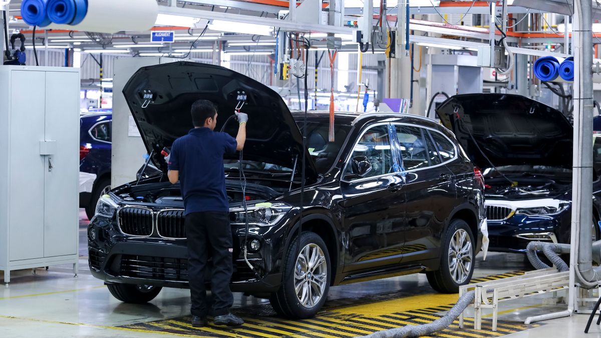 Ötezer dolgozó rohamozta meg a BMW-t, hogy menni akar: teljesen rápörögtek a több mint 200 millió forintos lelépési pénzre – azonnal léptek a bajorok
