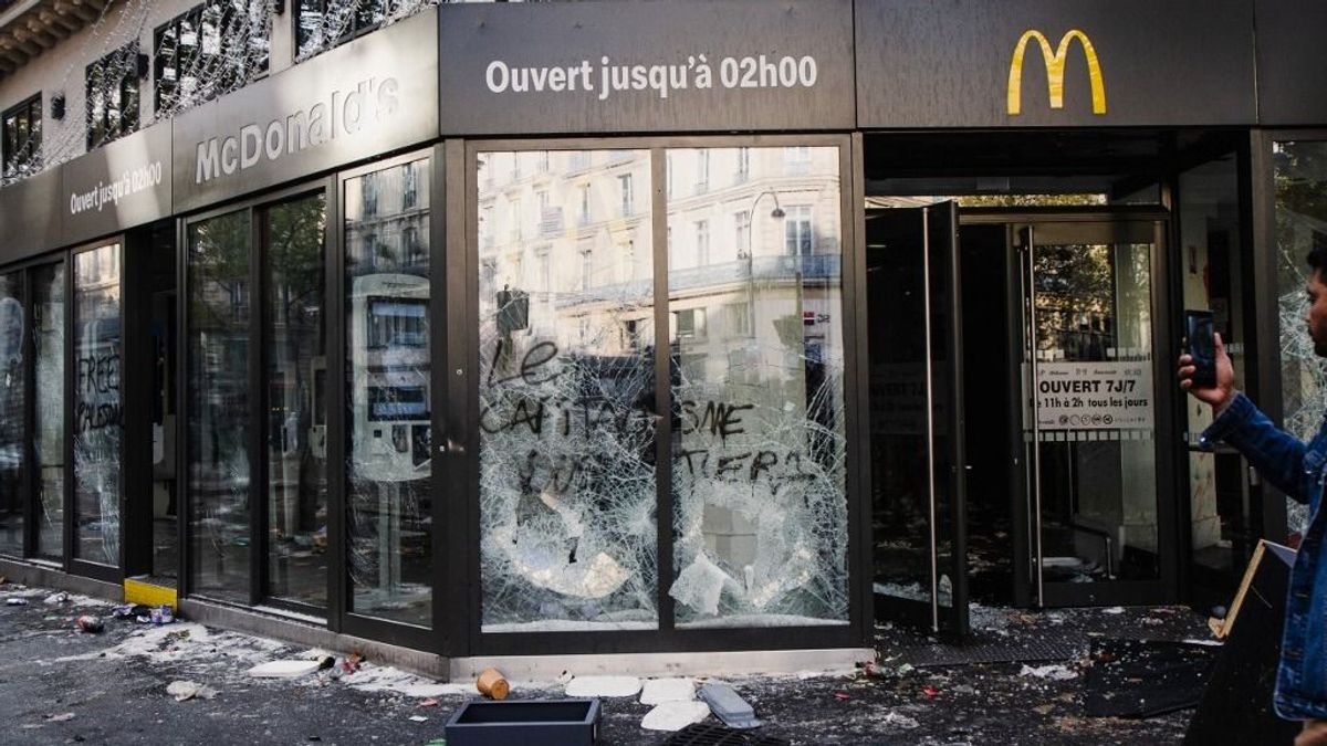 Darabokra törték a McDonald’s kirakatát Párizsban: sok száz millió euró az üzletek összkára – „A kapitalizmus meg fog ölni benneteket”