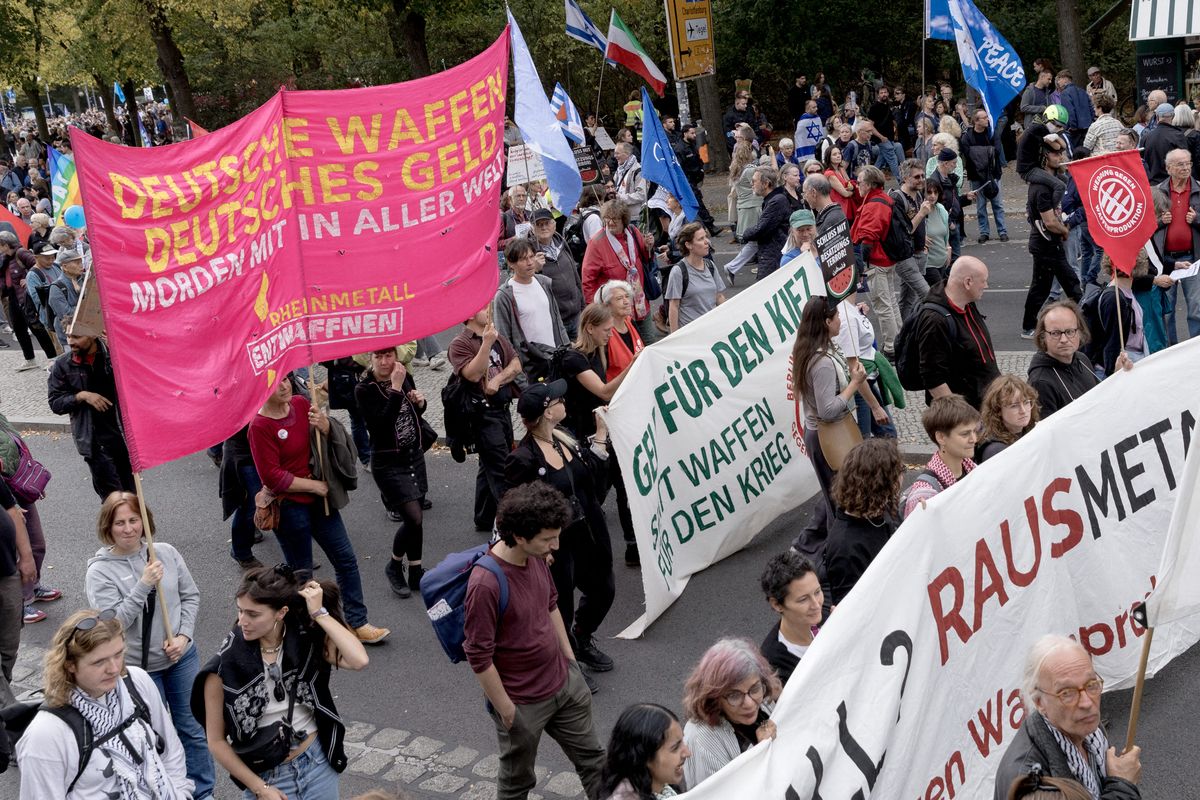 Peace Rally Against Armament and War in Berlin tüntetés