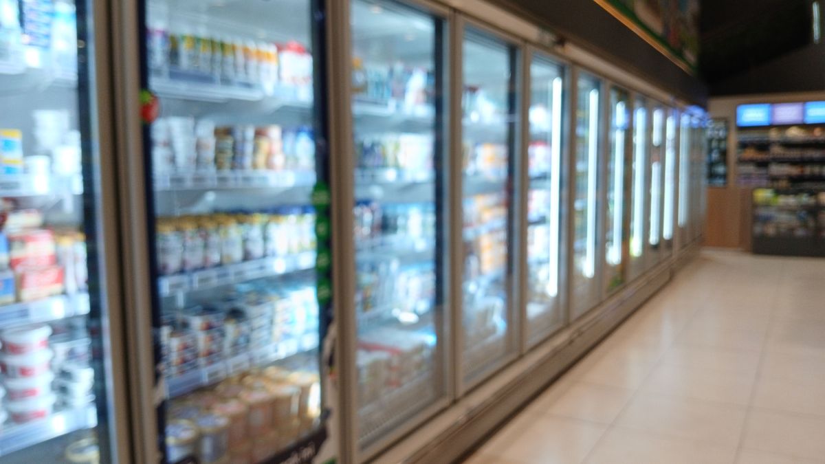 Ki kellett dobni rengeteg hűtött élelmiszert: ötvenfokos forróságot fújtak a szupermarketek hűtőibe a hekkerek – több millió euró a kár