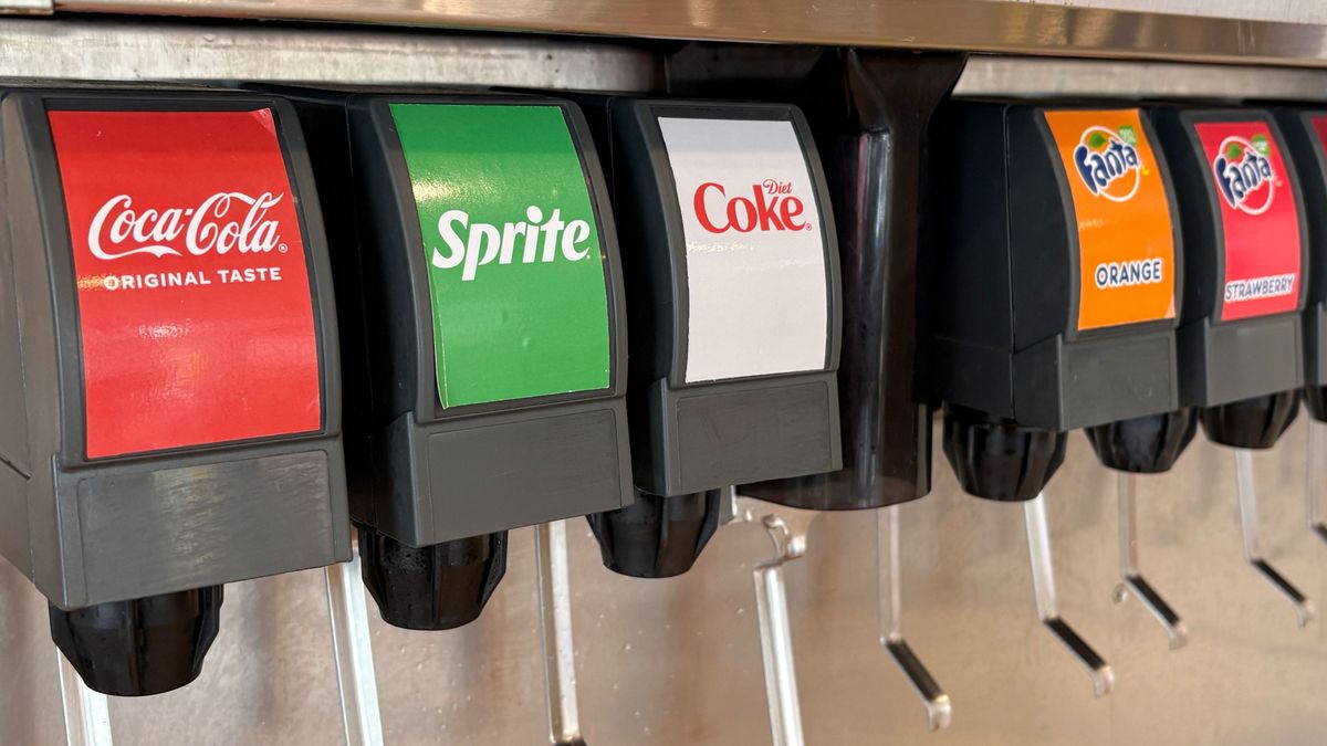 Nagy pofont kapott a Pepsi: a KFC-t is megszerezte magának a Coca-Cola, egyre nagyobb fölénybe kerül a gyorséttermekben a Pepsivel szemben