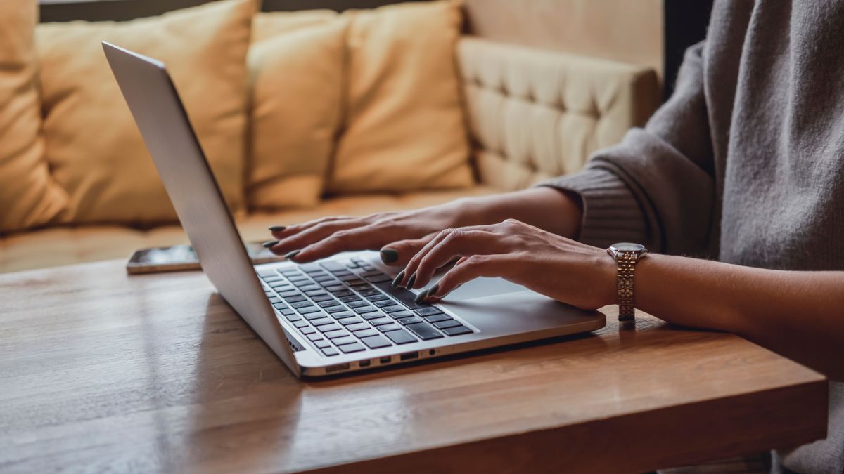 Évtizedes tabut dönt meg az Apple: teljesen új MacBookot dobnak piacra, ilyet még soha nem csináltak