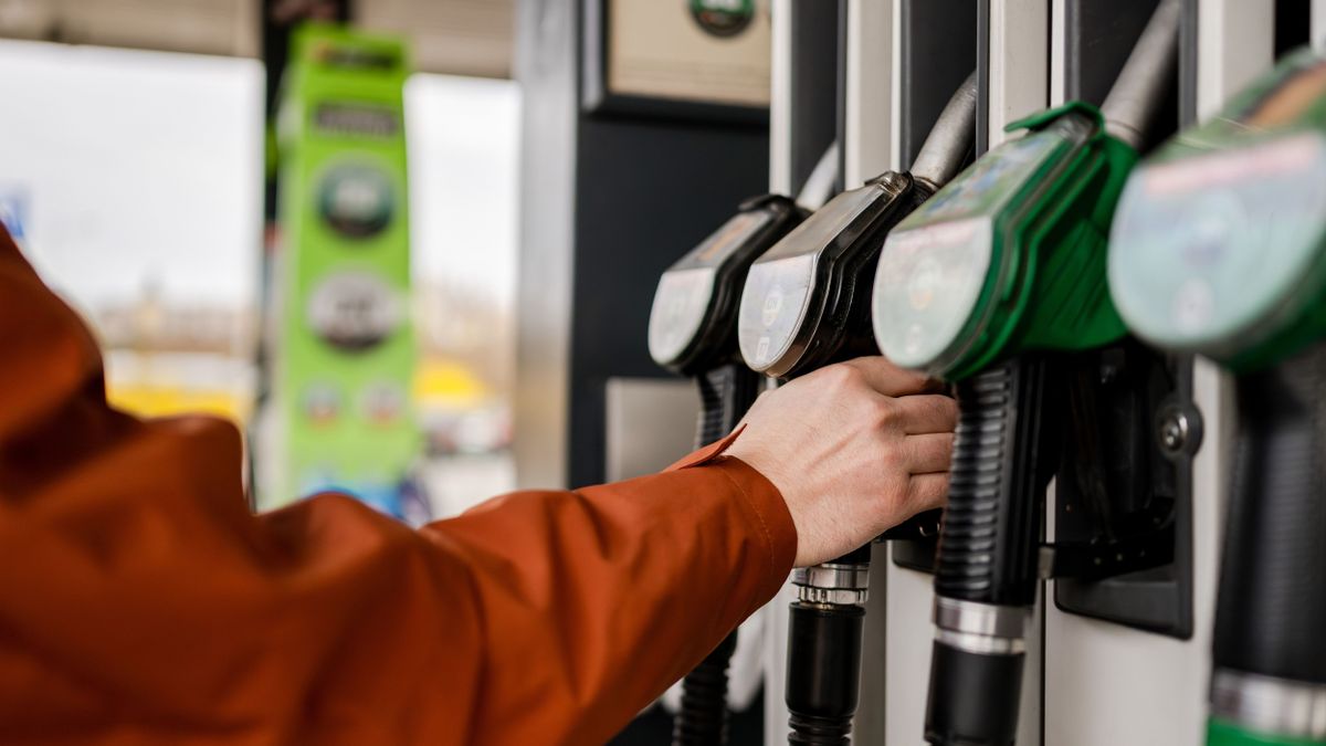 Üzemanyagár: különös hírt kaptak a hazai autósok – teljesen mást mutat a világpiac, mint a magyar benzinkutak totemoszlopai
