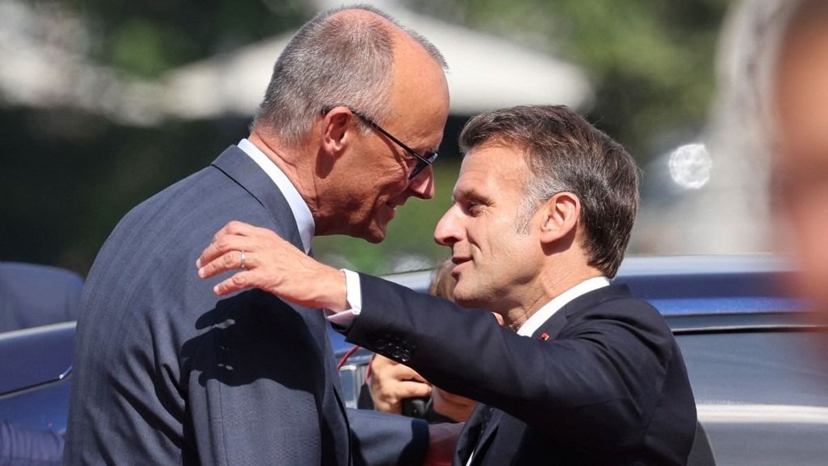 EU-csúcs: megalázó helyzetben érkezik Brüsszelbe Merz és Macron, sose volt még ilyen gyenge vezetője Franciaországnak és Németországnak – "Ez az egész komolytalan"