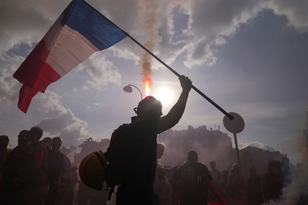 Franciaország French Unions Plan Strikes to Pressure Government Over Budget
