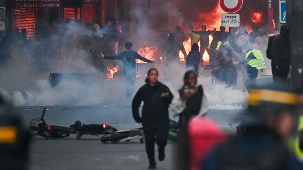 Francia zavargások: elszabadult a pokol, zuhannak a részvények, 15 éve nem látott pánik a kötvénypiacon