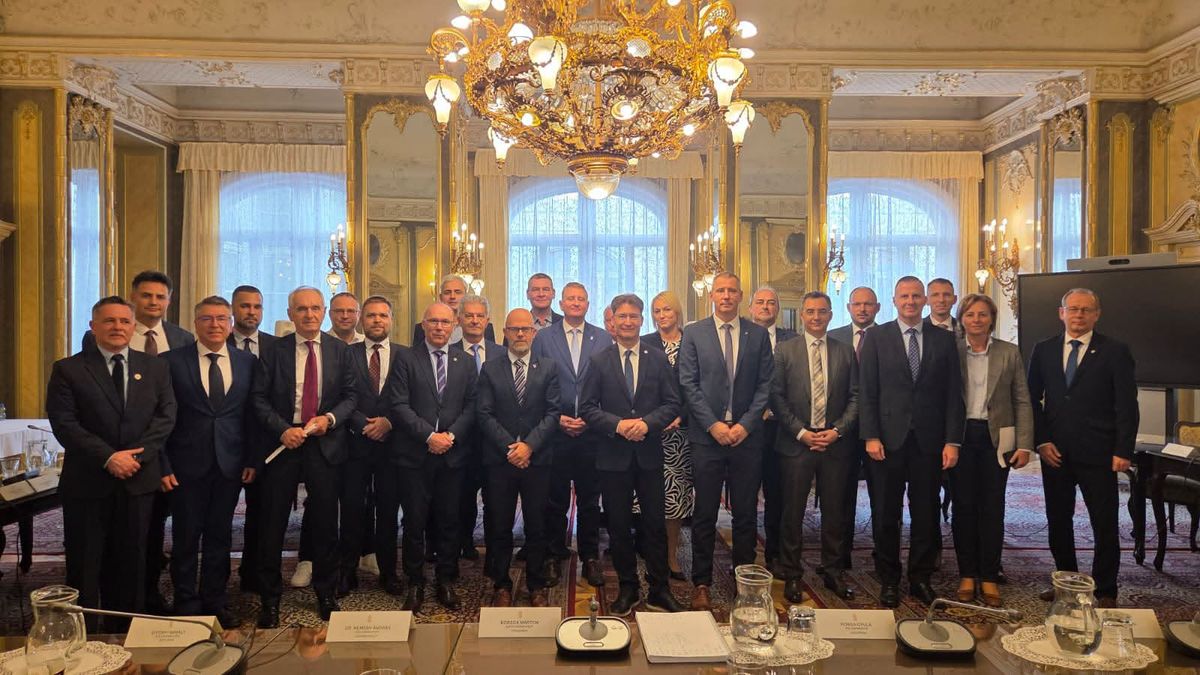 Nagy bajban az önkormányzatok: a miniszternél jártak a polgármesterek, jelképes adócsökkentést kaphatnak 2027-ben – csak akkor tud segíteni az önkormányzatoknak, ha azok a „csőd szélére sodródnak”