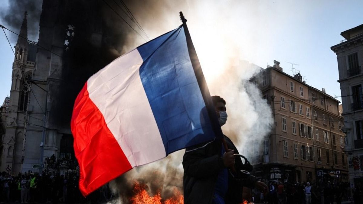 Francia zavargások: országszerte elszabadult a pokol, felgyújtottak egy városházát, Macron válságtanácskozást tart a példátlan pusztítás után - "kudarcot vallott az állam"