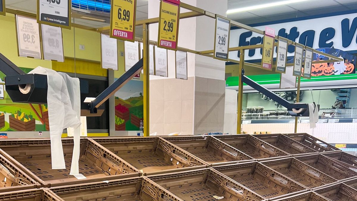Kiürültek a benzinkutak, leálltak a gyárak Olaszországban: milliárdos károkat okoztak az útblokádok