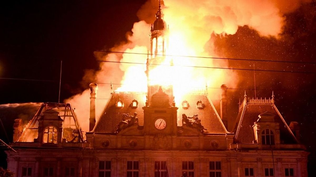 Végveszélyben a francia tőkepiac a zavargások miatt: zuhanórepülésben a tőzsde, szórják az állampapírokat is