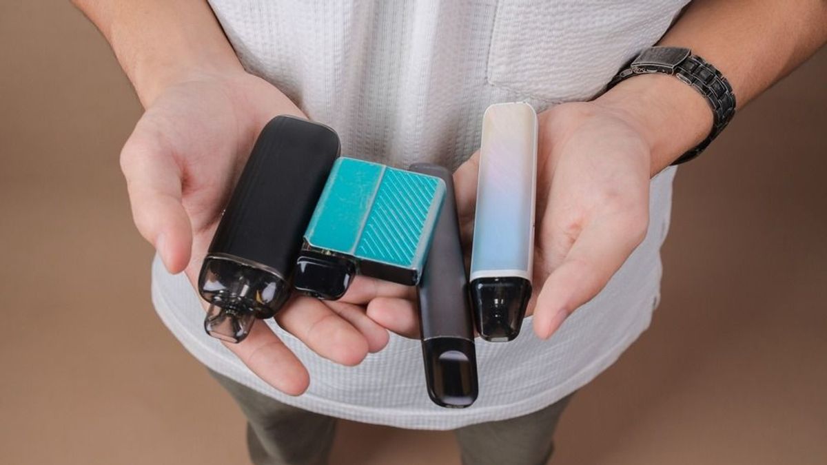 Terjed az illegális vape, ismét nő a hamis cigaretták aránya – milliárdos bevételektől eshet el az állam