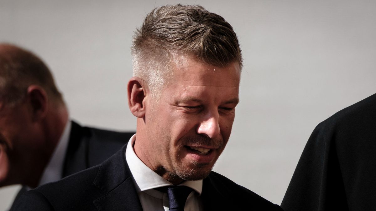Itt az idő: órákon belül kirúghatják az első tiszás parlamenti képviselőt, most döntenek róla – Magyar Péter baljós ígéretet tett