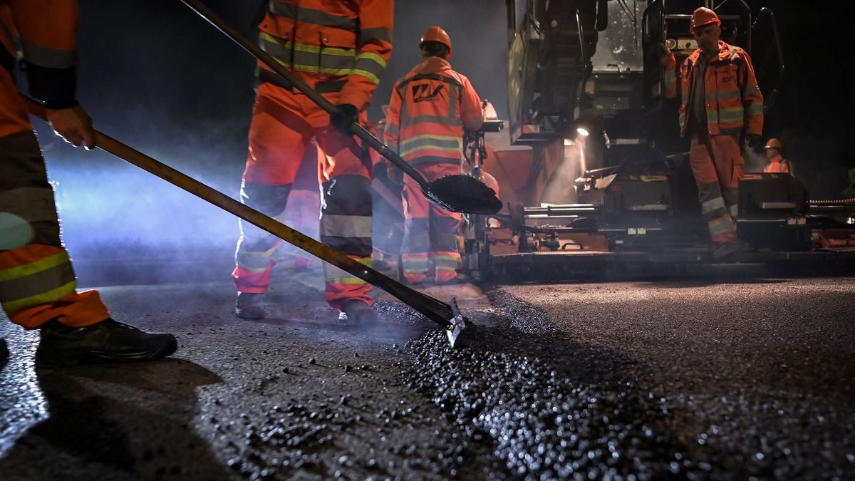 Egészen látványos felvételek érkeztek az M1–M7-es autópályákról: 8400 tonna aszfalttal dolgoznak be a Magyar Közút munkásai – videó