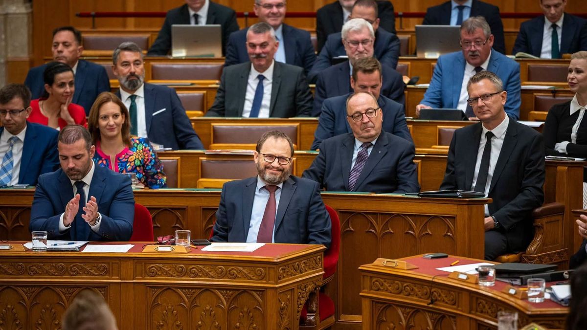 Kellemetlen meglepetés a nyugdíjasoknak, nem erről volt szó: Kármán András ráfordulhat a 13. és 14. havi nyugdíj átalakítására is? Ez lett az időseknek tett tiszás ígéretekből