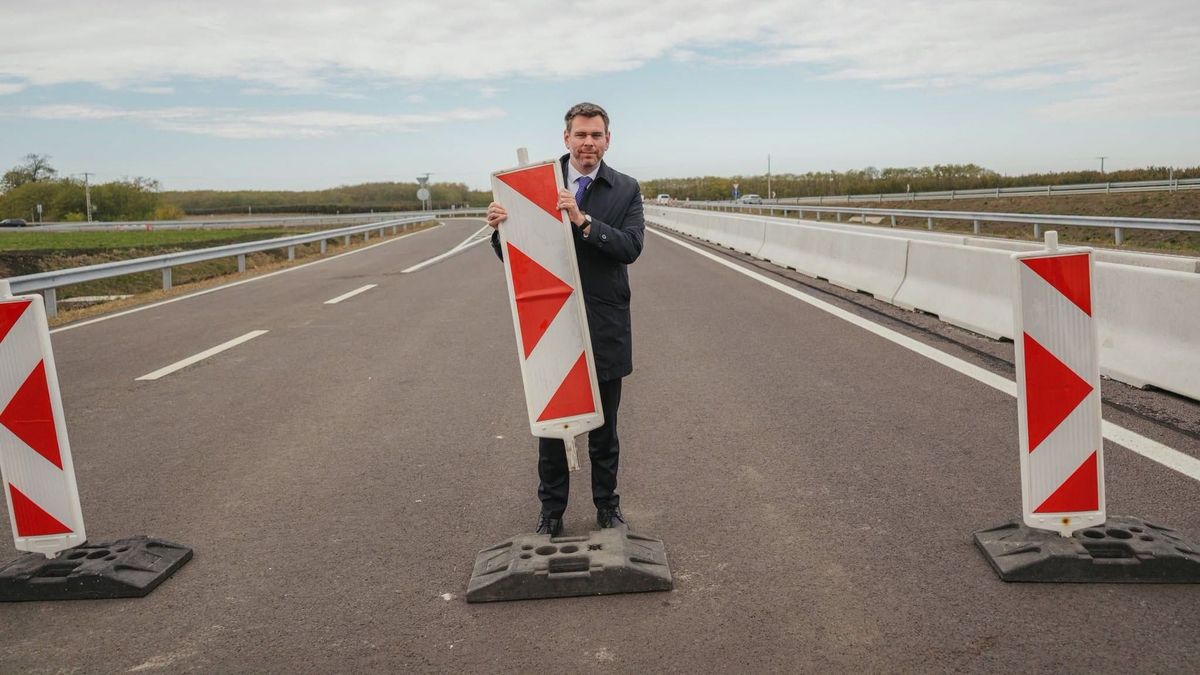 Erről nem szokott beszélni Vitézy Dávid: 150 milliárd forintot fizetnek ki két autópályára, nem Mészáros Lőrinc kapja, hanem külföldi beruházók – beleírták a 2027-es költségvetésbe