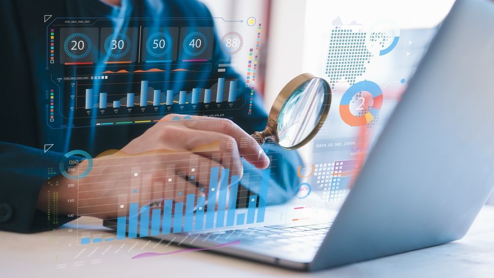 átvilágítás,Businessman,Holding,Magnifying,Glass,Looking,At,Virtual,Data,Chart,Dashboard