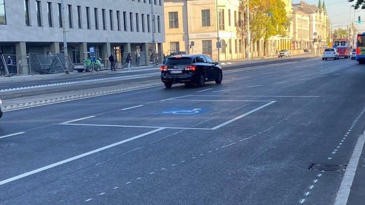 Megszólalt a BKK az út közepére festett mozgáskorlátozott parkolóról: szerintük semmi rendkívüli nem történt