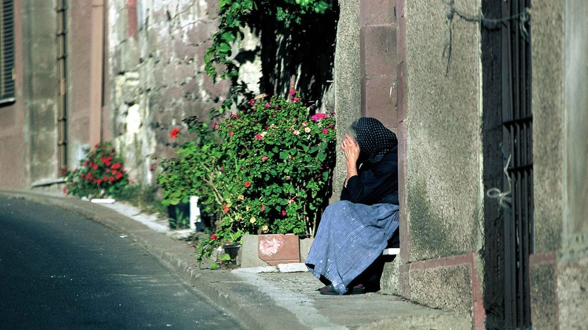 Ahol a 100 év nem számít ritkaságnak: különleges dolgot fedeztek fel egy európai faluban – Megvan a hosszú élet titka?