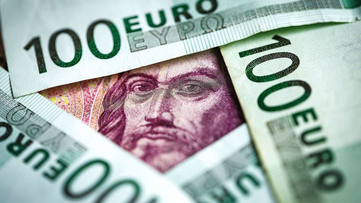 Gőzerővel tör fel a forint, az euró és a dollár is a vert mezőnyben