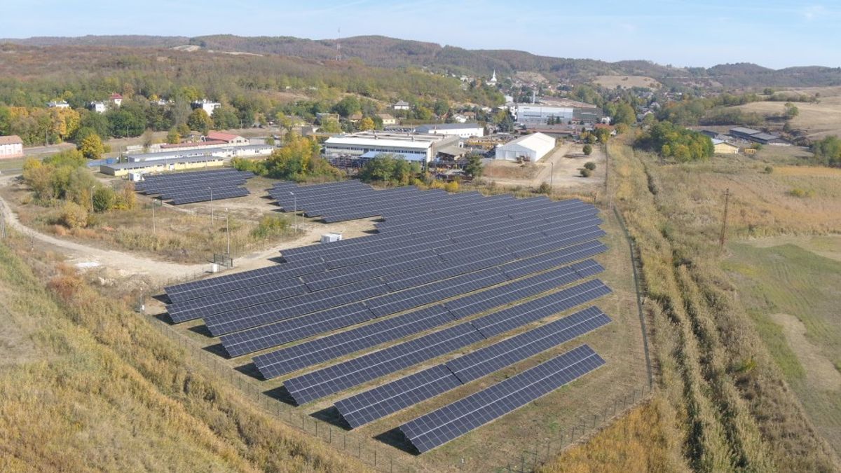 Nógrádban építi gigantikus erőművét a budapesti metrókat is gyártó óriásvállalat: elképzelni is nehéz, mennyi energiát termel az Alstom komplexuma – képen a mátranováki napelempark